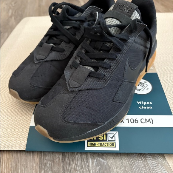 Black Nike Air - Picture 2 of 10